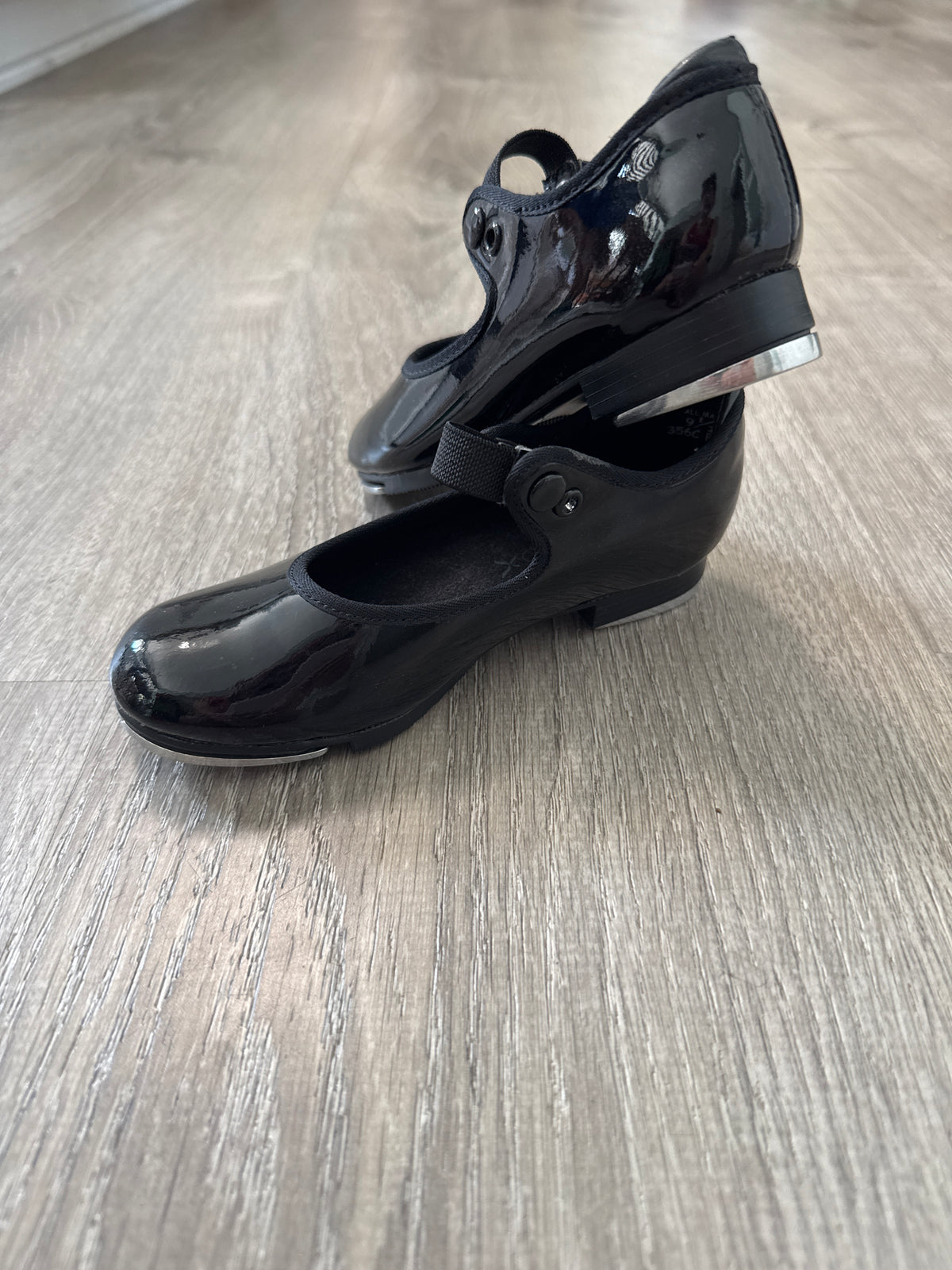 #149 Girls Capezio tap shoes size 9.5