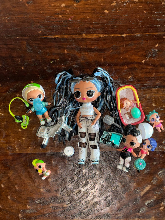 #182 LOL + Tweens lot and accessories