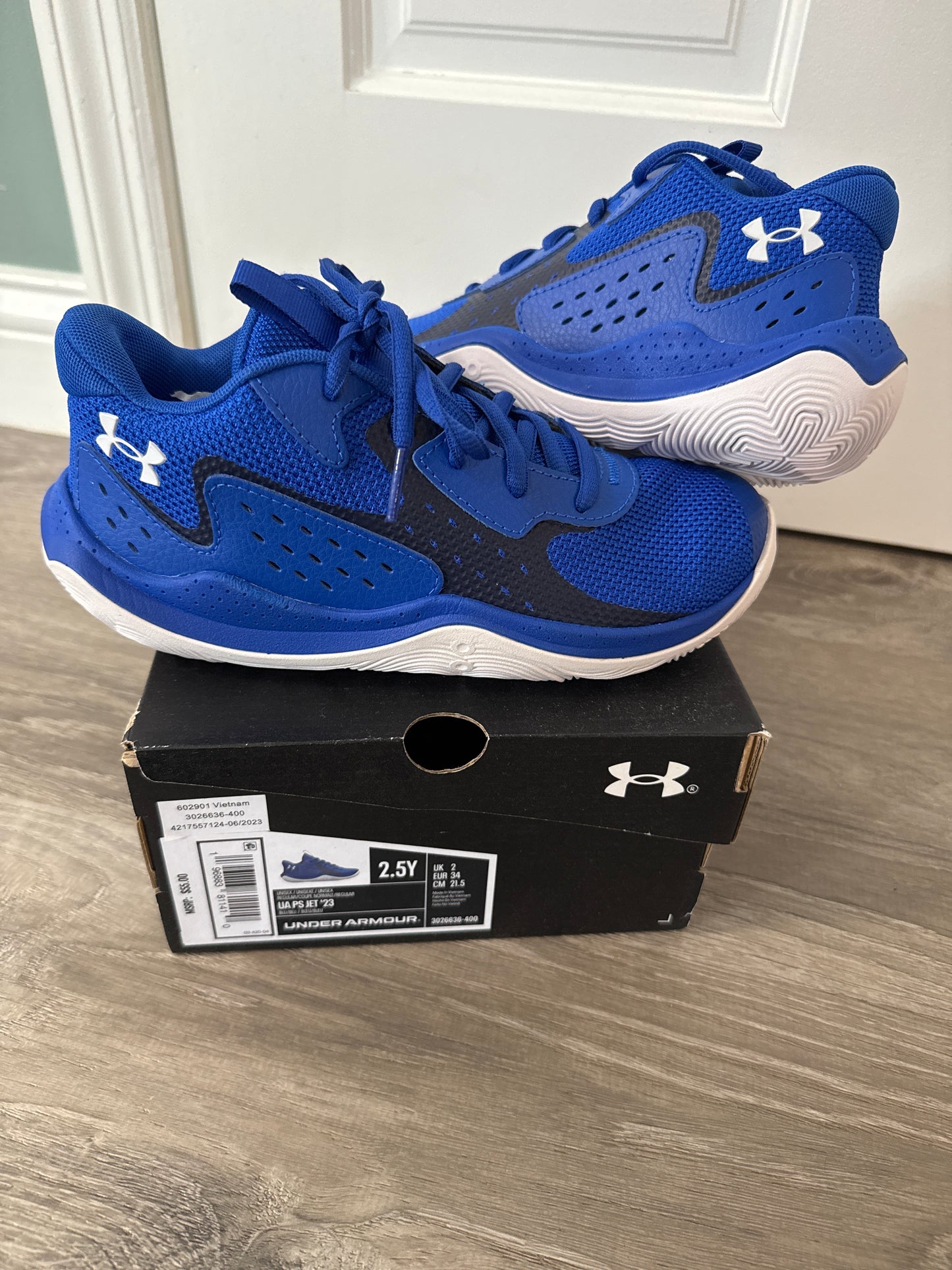 #149 Boys size 2.5 under armour Athletic shoes