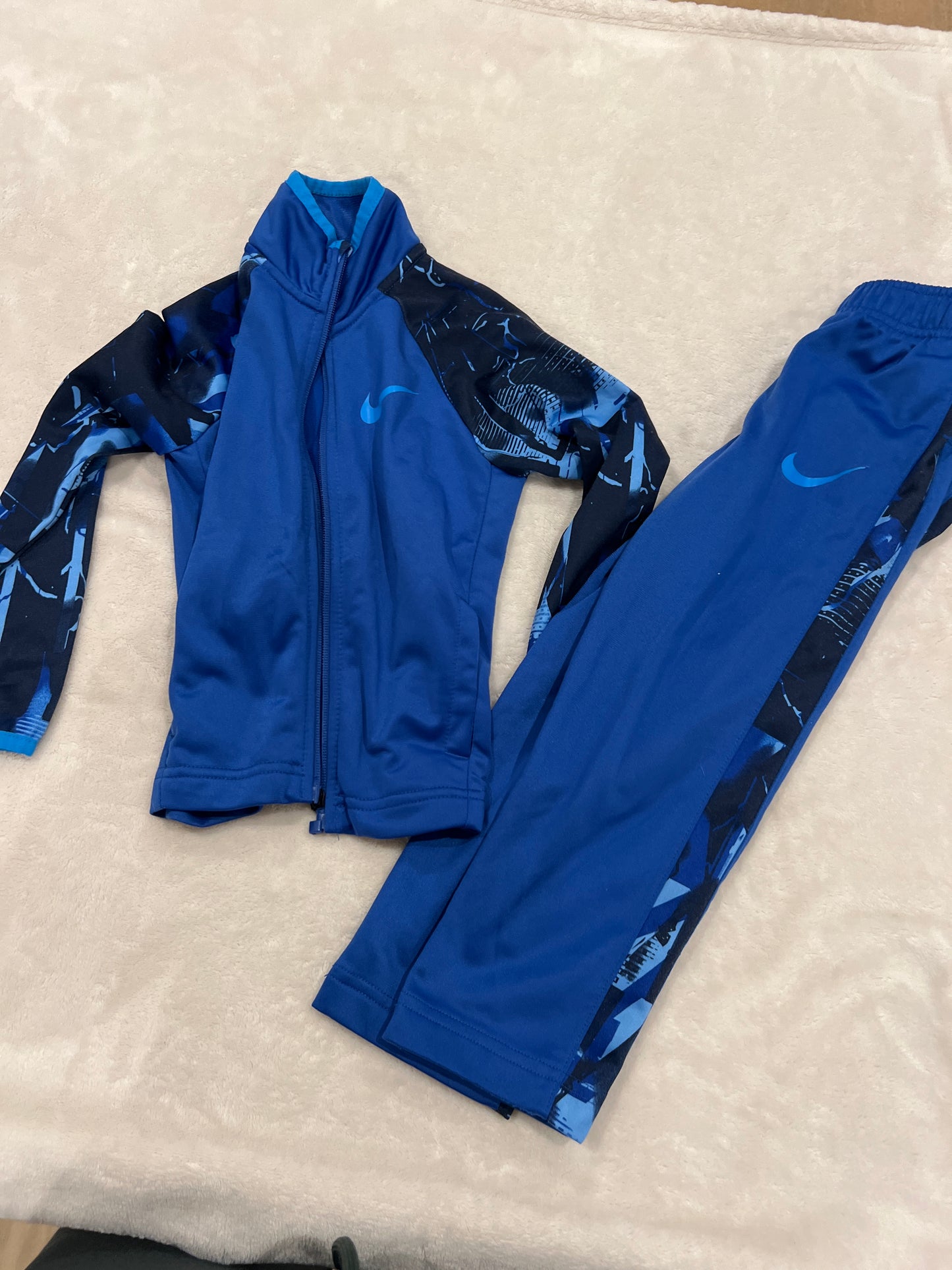 #92A 3t boys Nike outfit euc