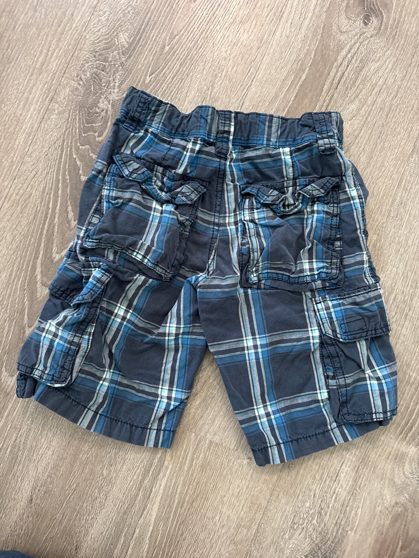 #149 Boys size 7 Old Navy plaid blue cargo shorts