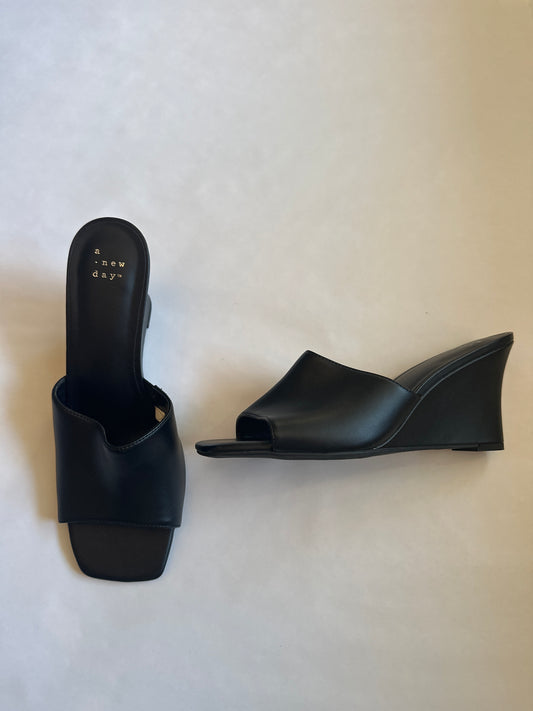 #10 | Women’s size 8 | A New day black wedges | like new