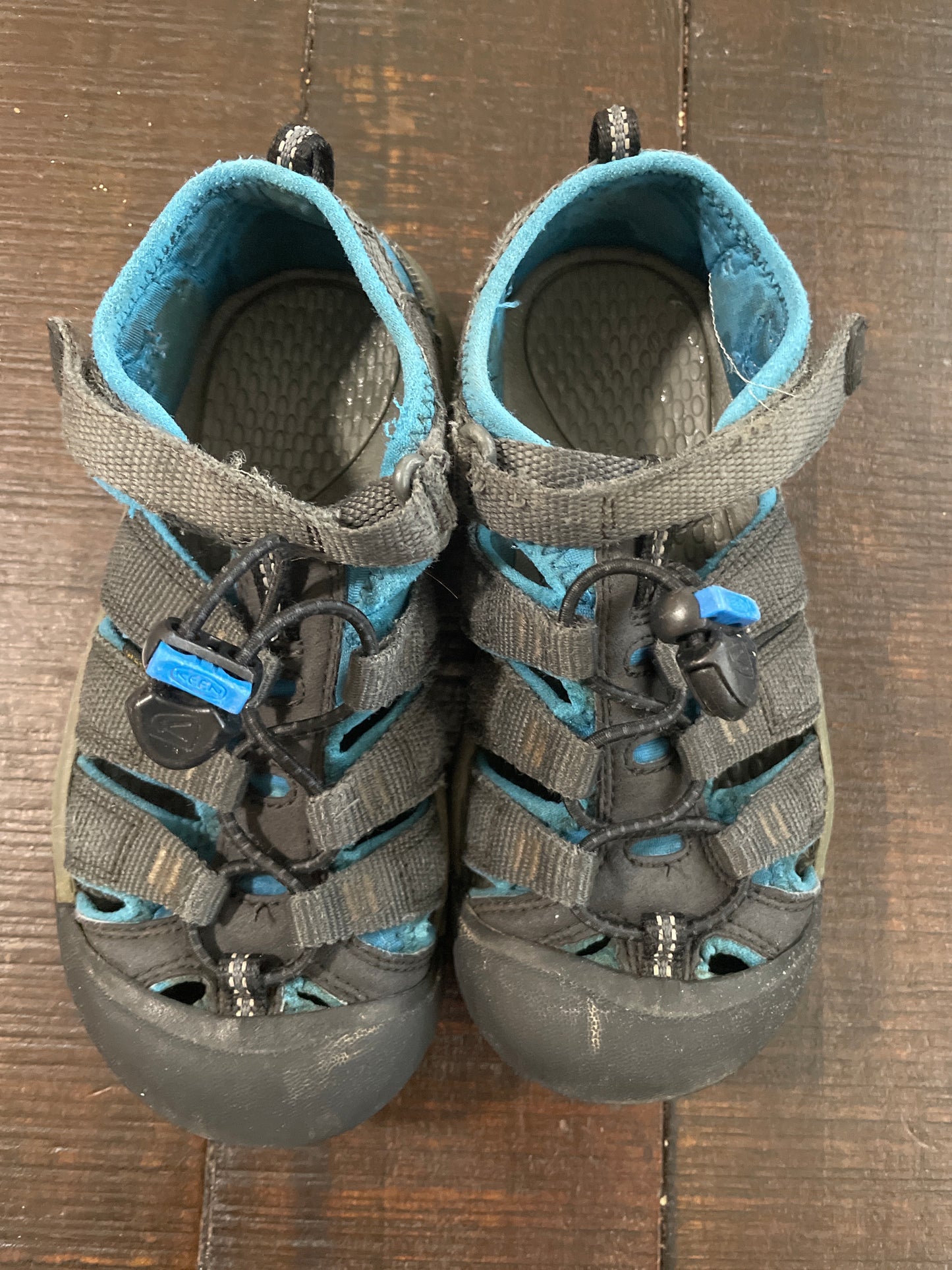 Kids keen water shoes size 13
