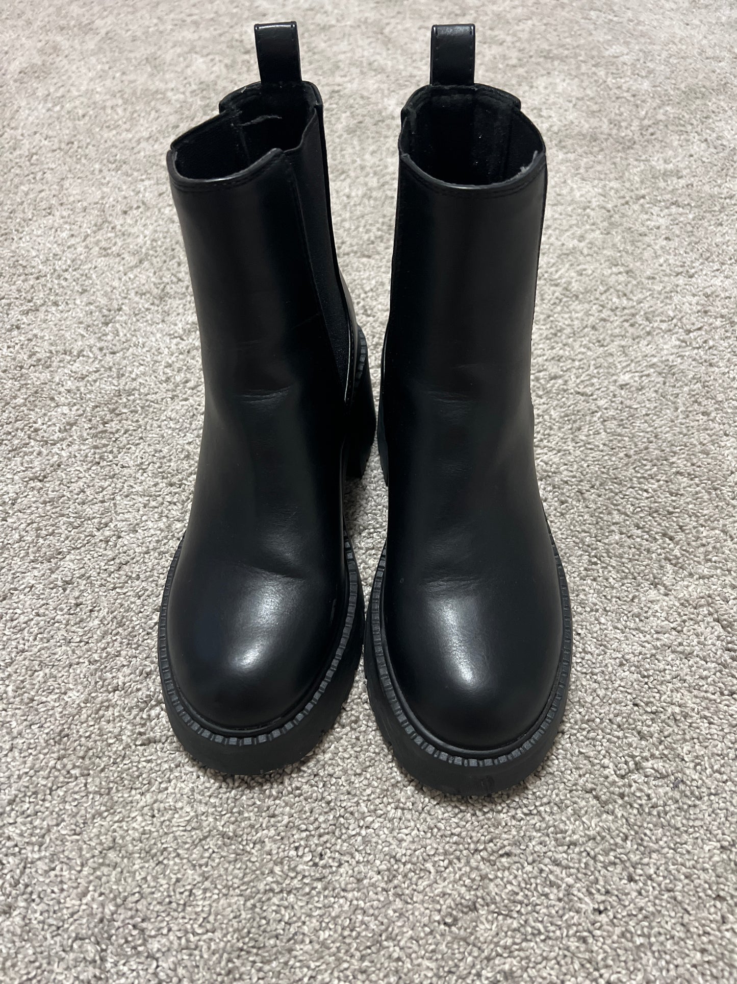 #99 Women’s Madden Girl Black Platform Chelsea Boots EUC Size 7