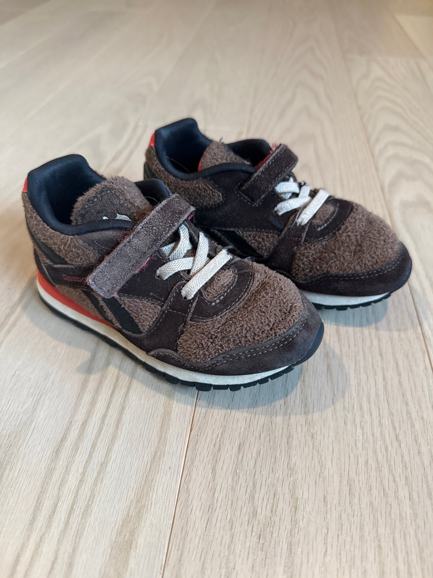 Seller #216 Boys brown suede-like Reebok Disney shoes, sz 10 VGUC