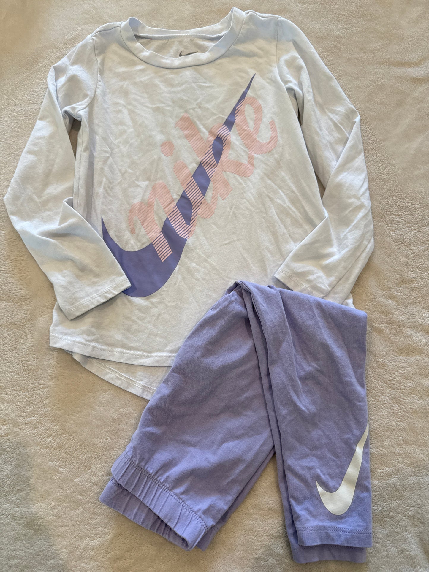 #46 Girls 6 (says 5-6yr) Nike outfit white/purple long sleeve/pants guc