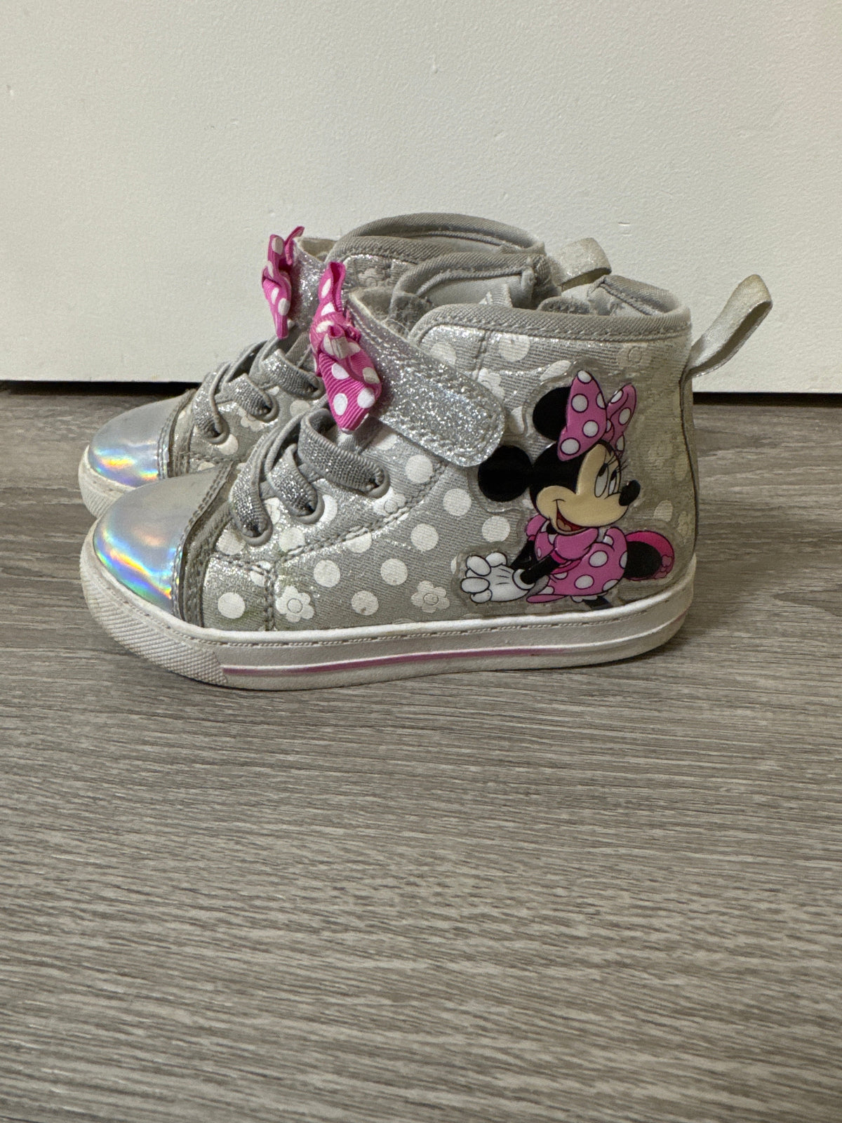 #149 Girls size 9 light up Minnie Mouse high top shoes