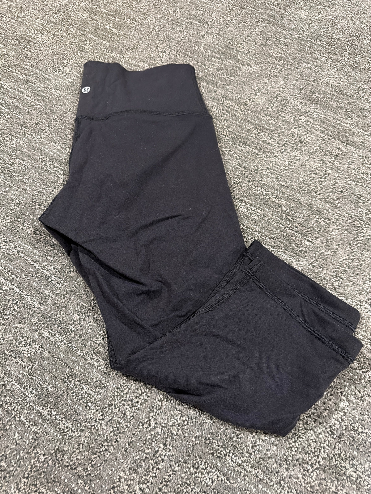 #133 Womens Lululemon cropped black leggings 8