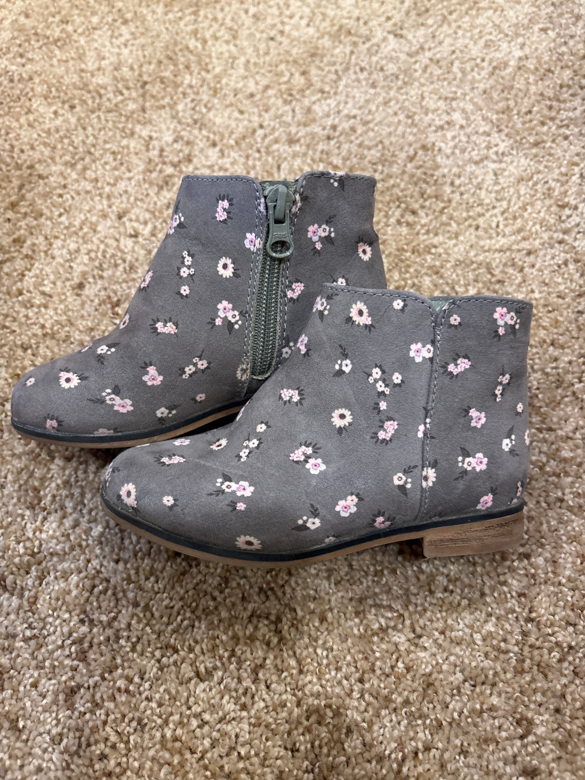 #47, girls Cat & Jack grey/floral boots Kids Size 9