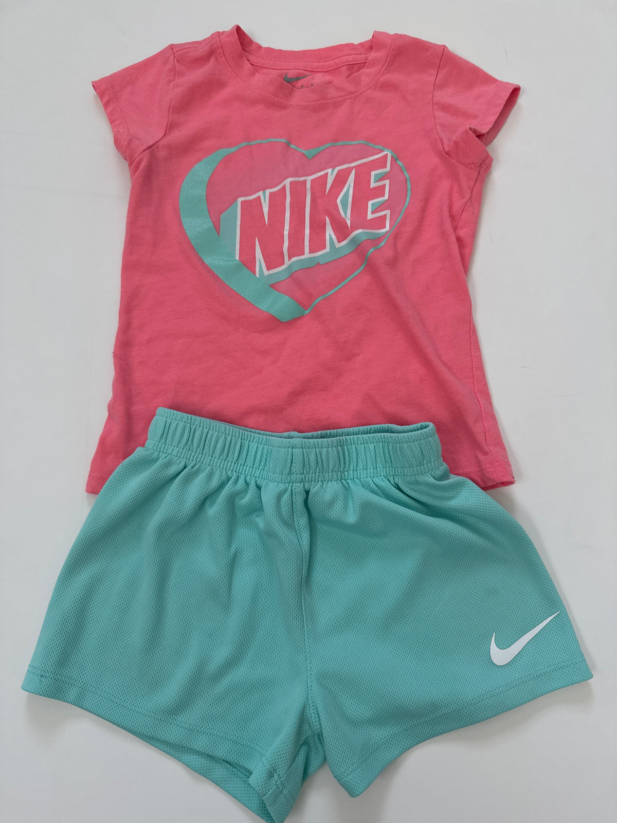 #64 Nike Short Sleeve Outfit Size 6