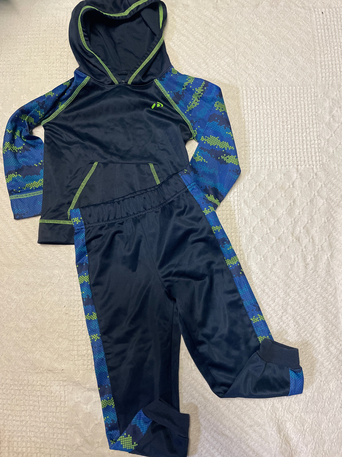 Seller #57 Boys 2t athletic outfit