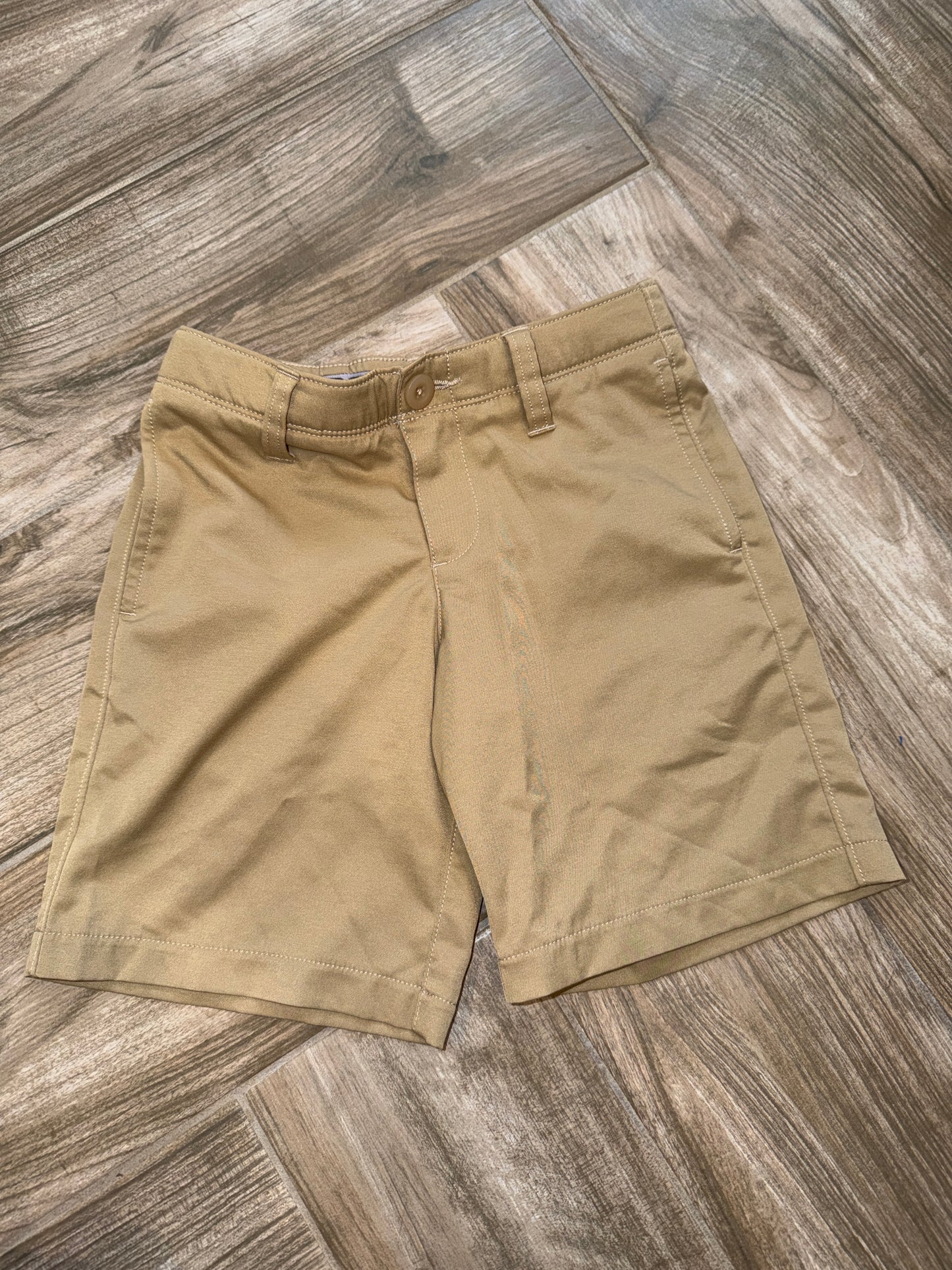 #208 Boys size  6Under Armour shorts