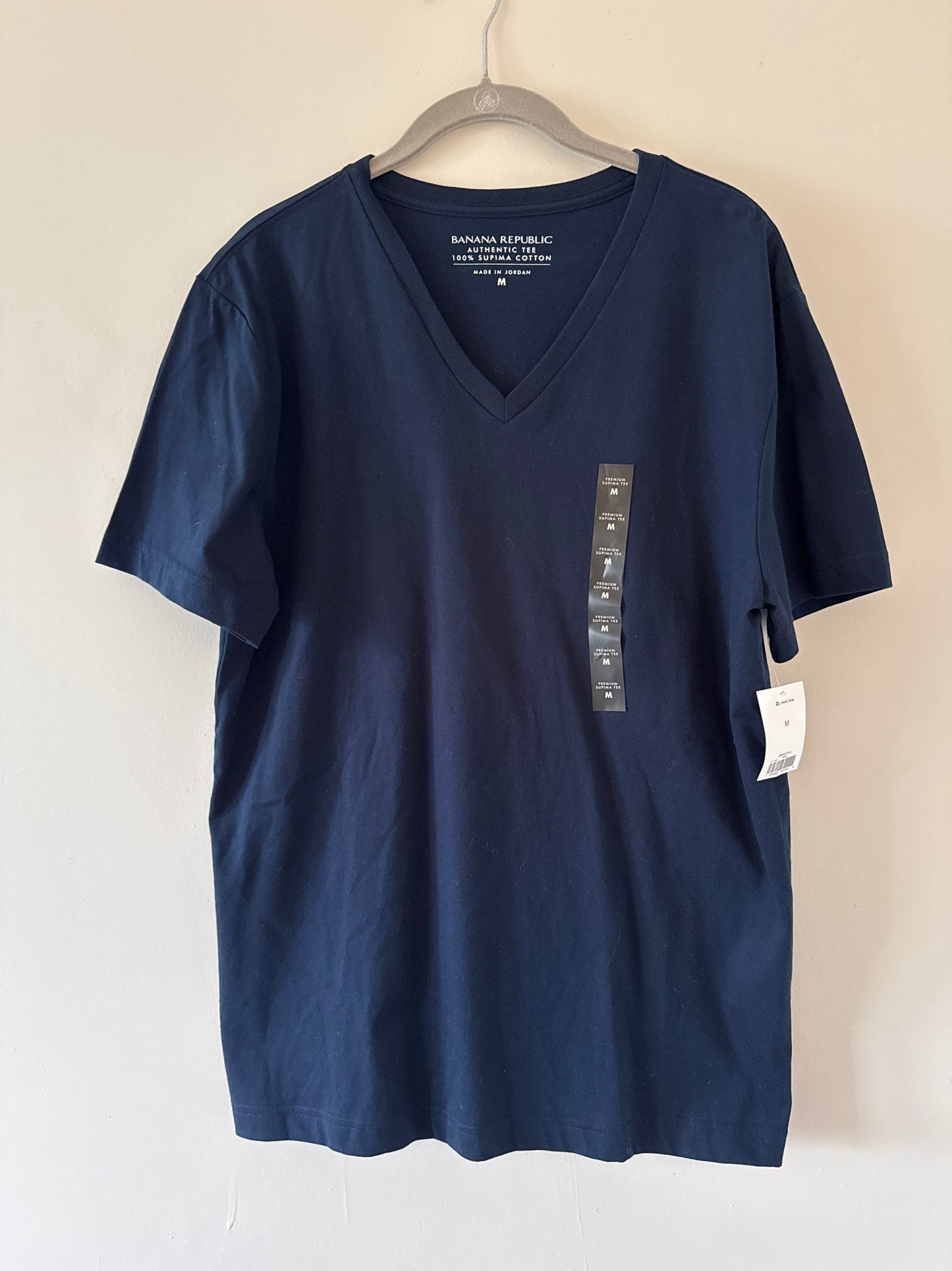 Seller #127 Men’s NWT Banana Republic  V-neck T-shirt size medium