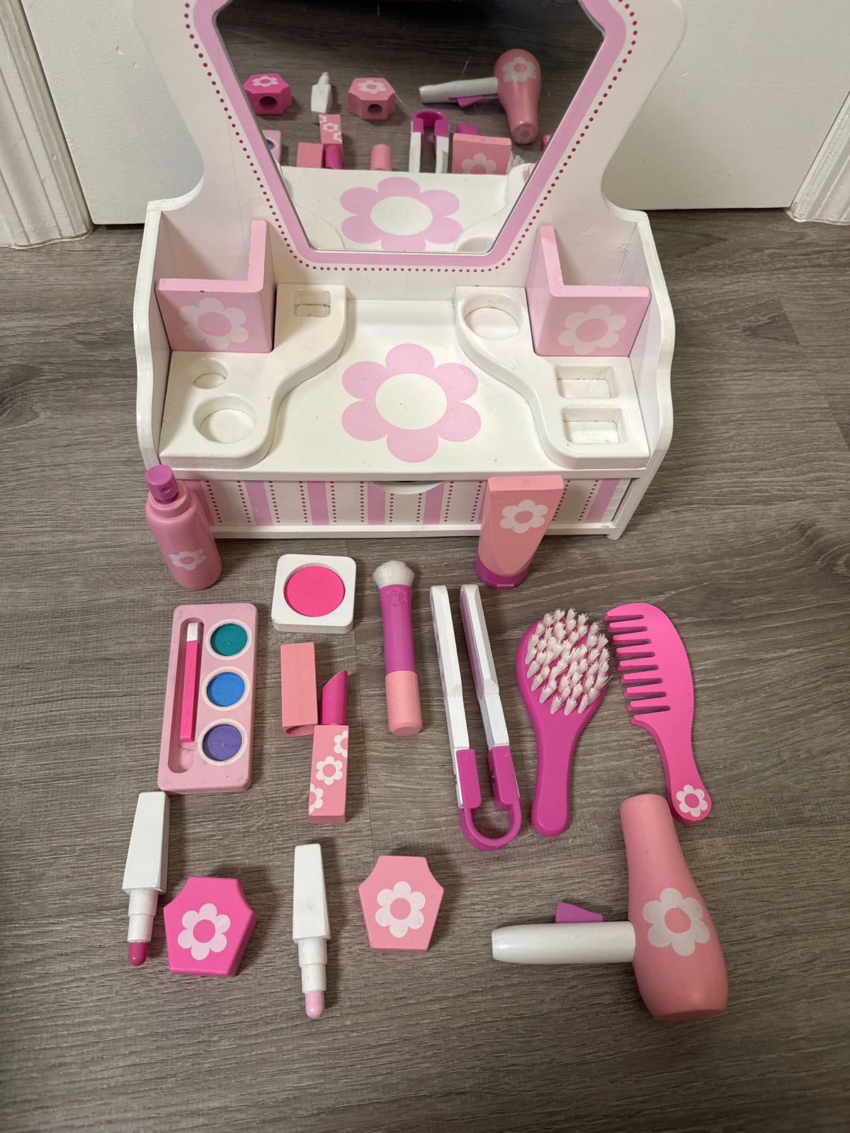 #149 Melissa and Doug Beauty counter