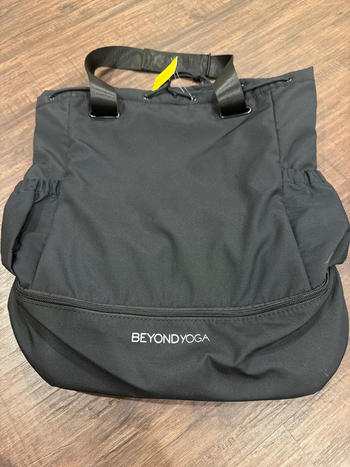 #107 nwt Beyond yoga bag