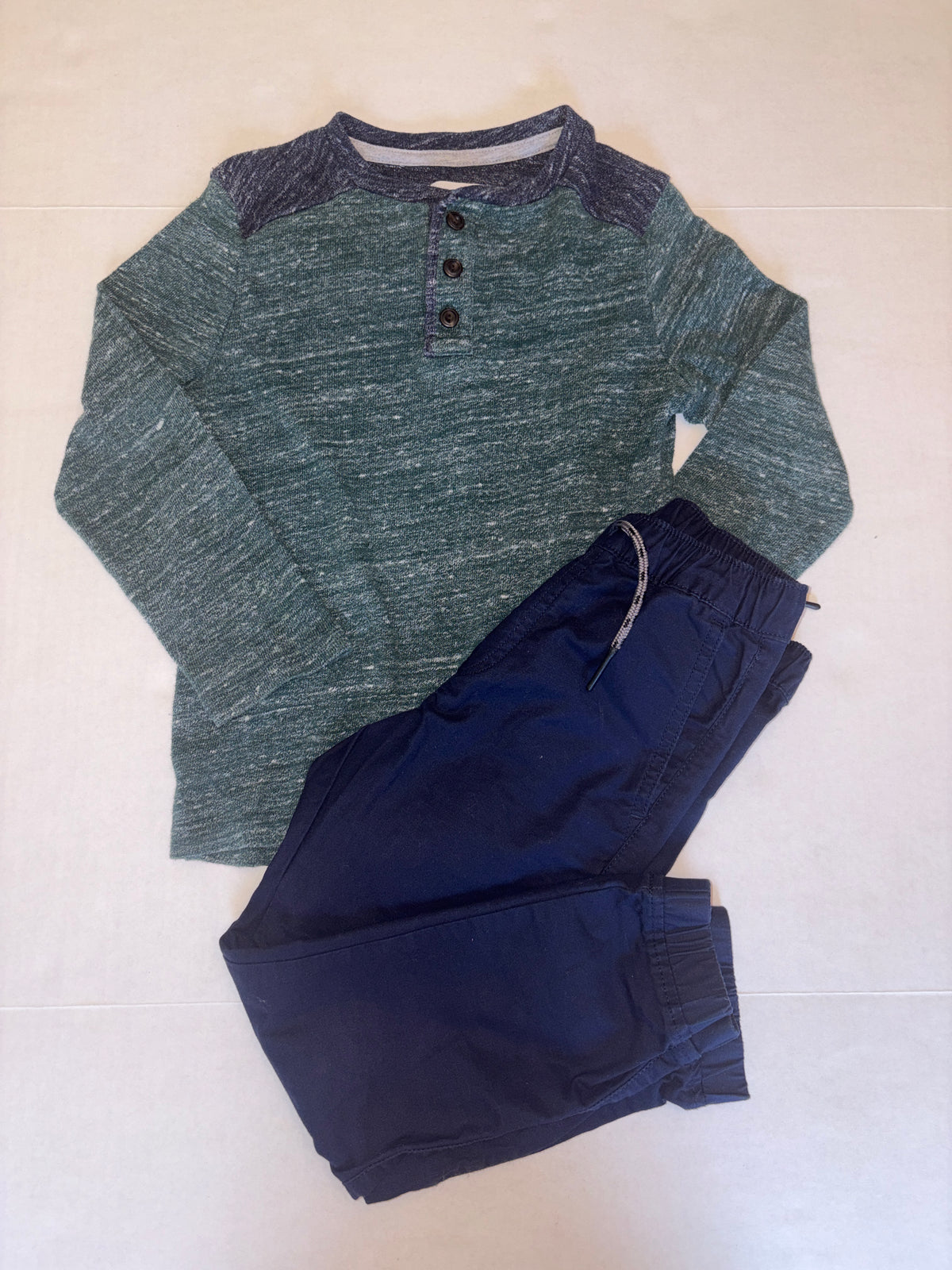 Seller 118 VGUC GAP navy twill joggers and Cat and Jack green/navy Henley shirt size 6/7