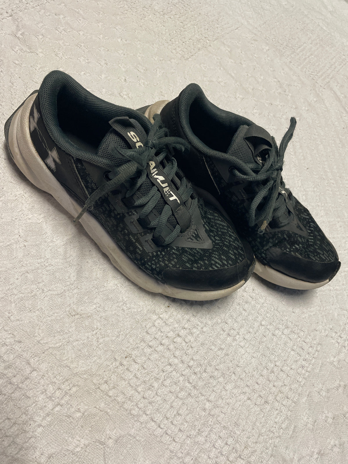 Seller #57 Boys Under Armour gym shoes size 4Y