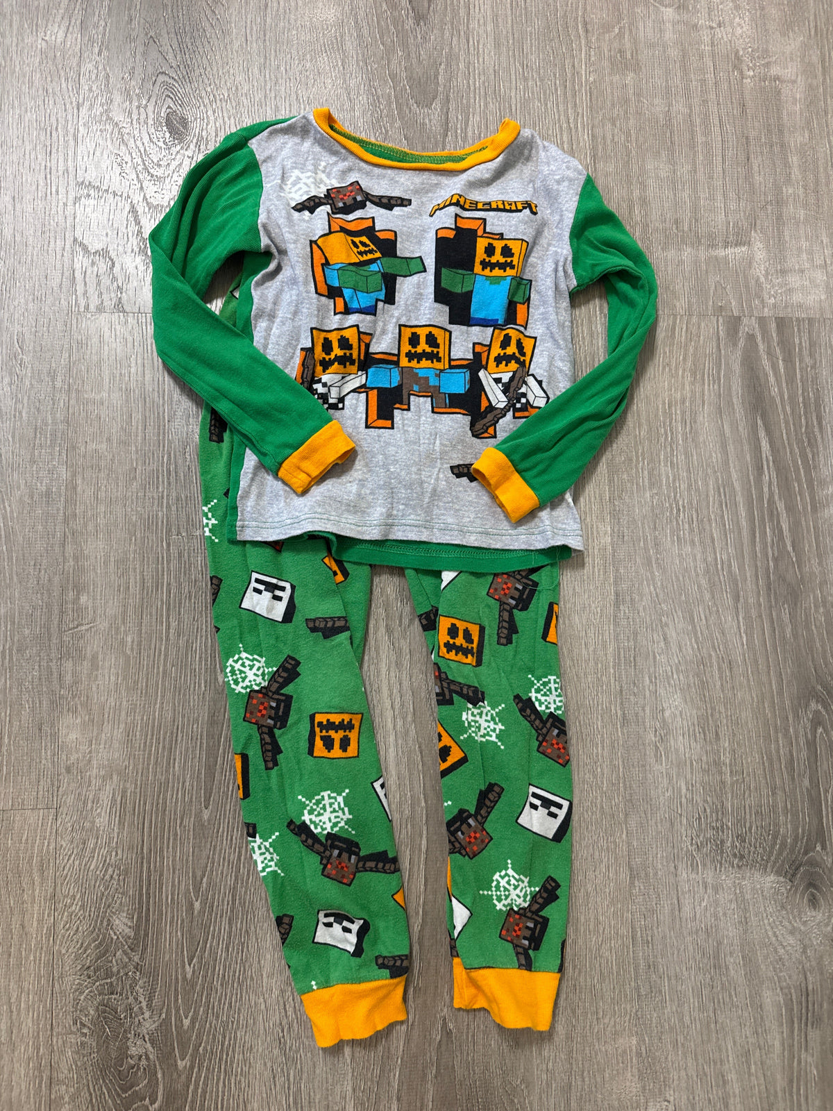 #149 Boys Halloween Minecraft pajamas size 8 (runs small)