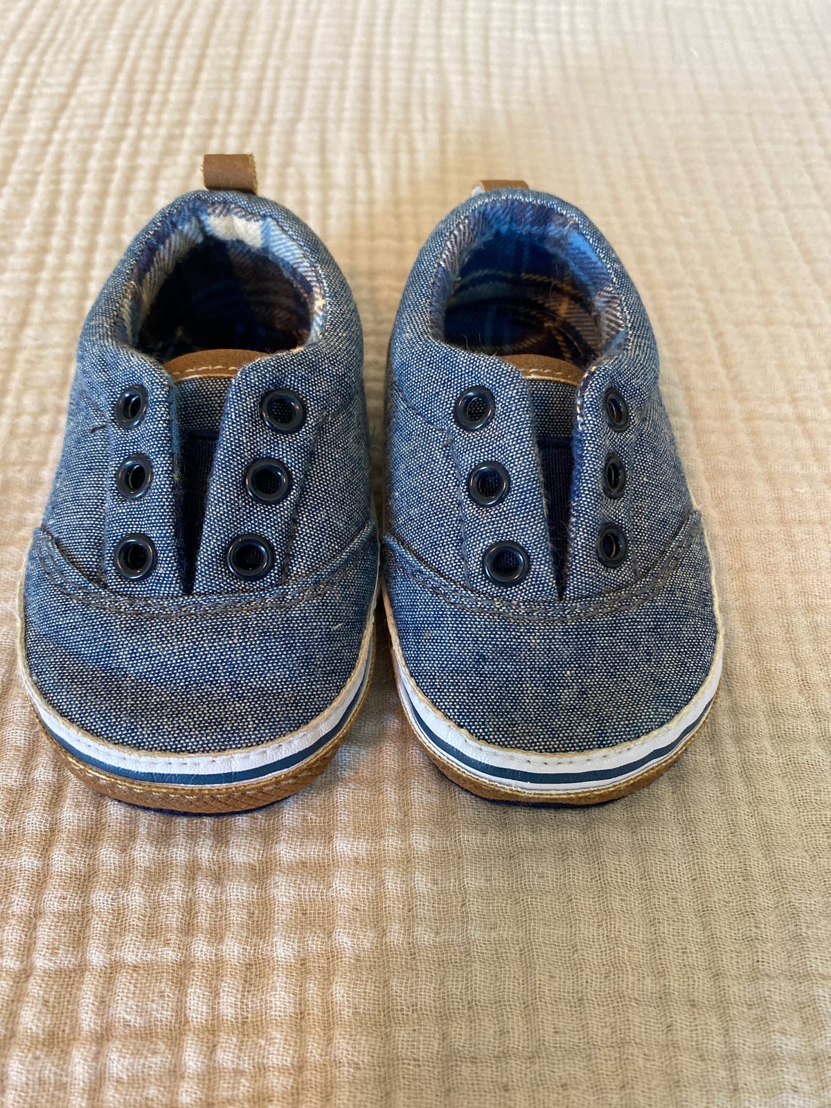 #63-boys pull on shoes size 3