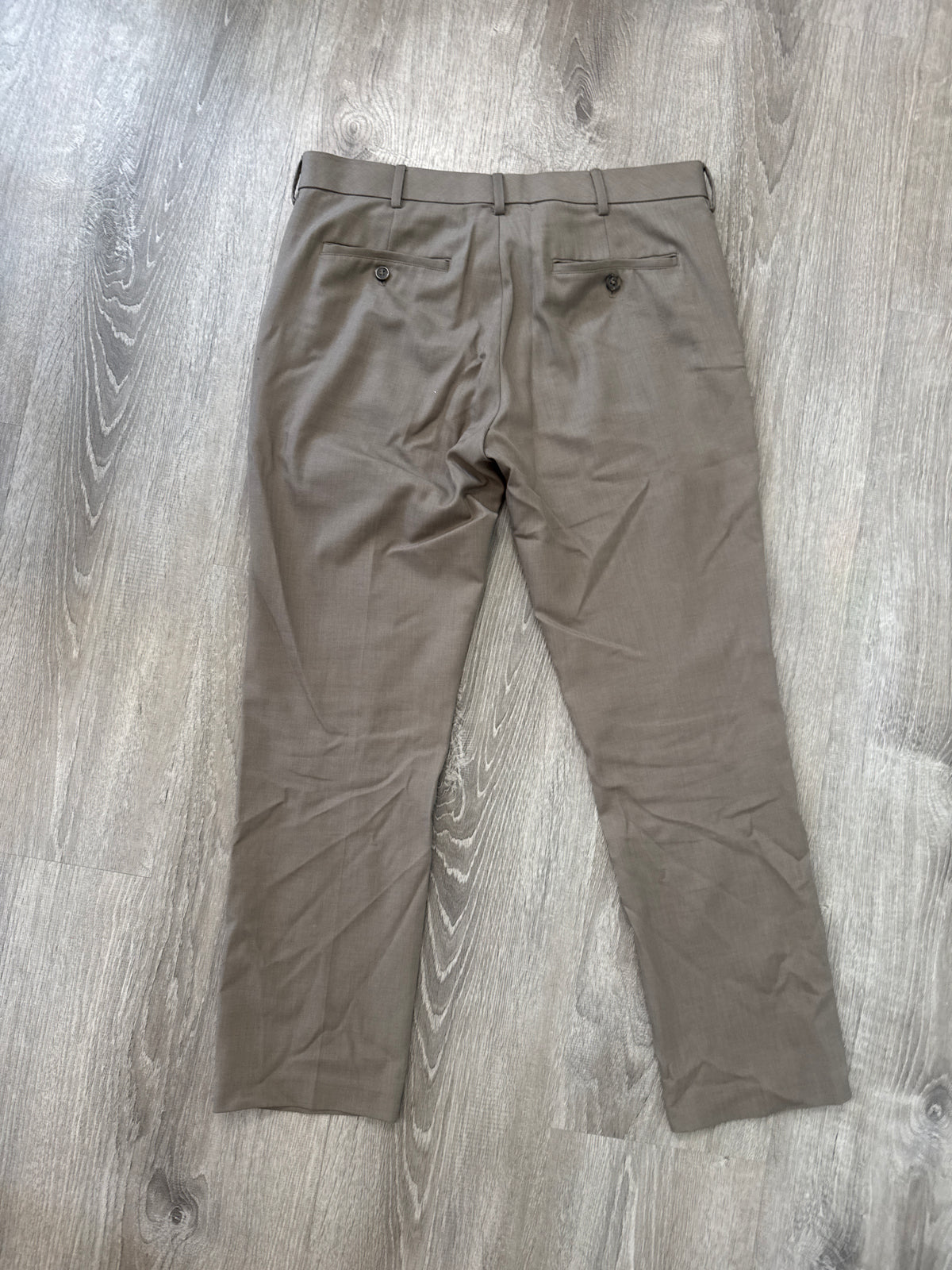 #149 Men’s VanHuessen Slim Traveler 32x30 dress pants