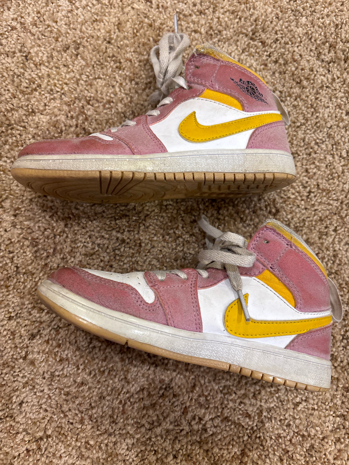 #47 girls size 12.5c nike jordans