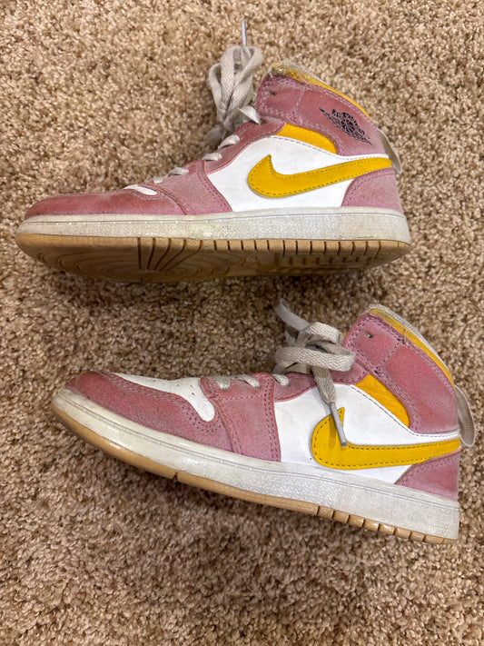 #47 girls size 12.5c nike jordans