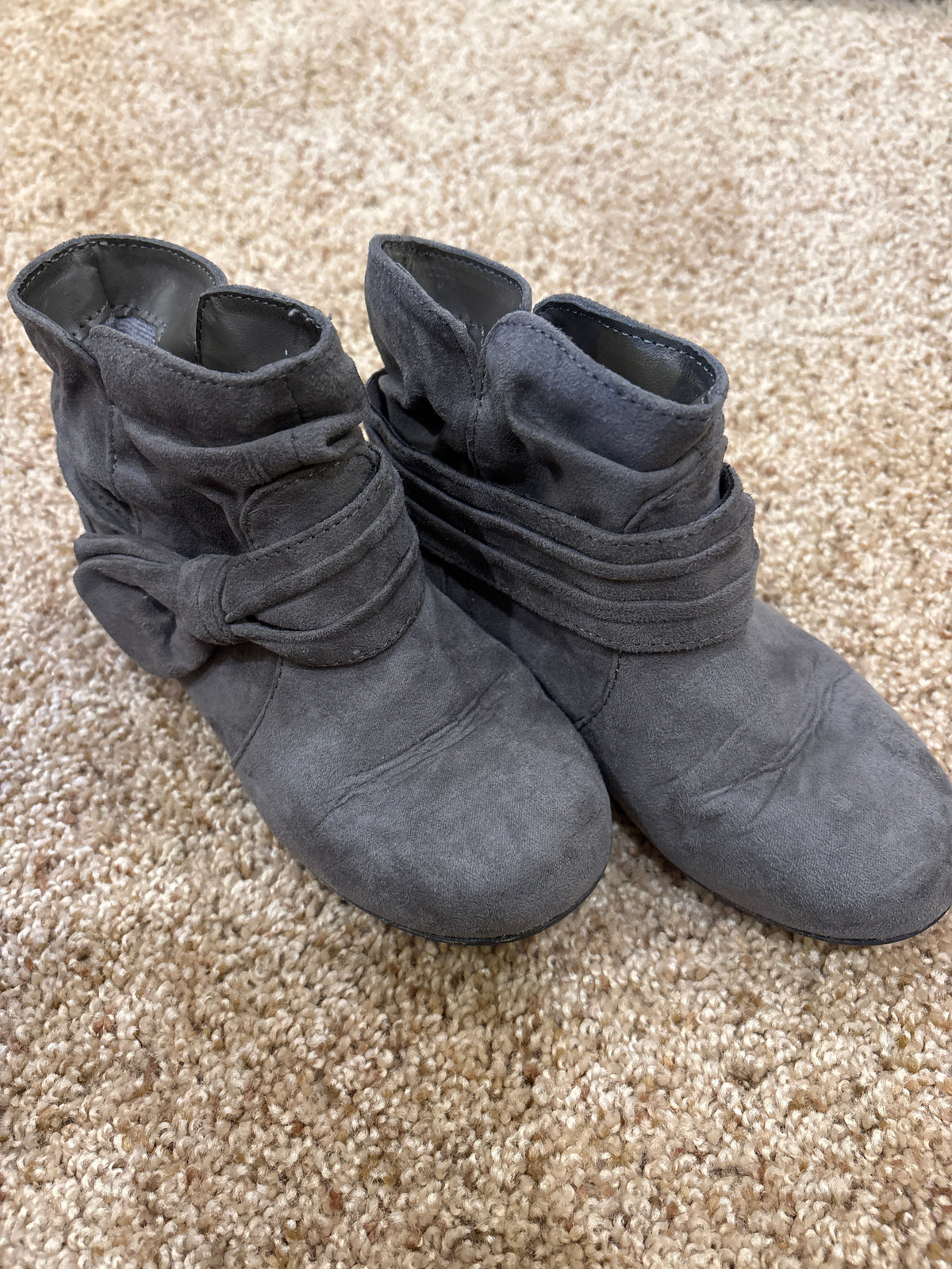 #47, girls Jumping Beans grey suede boots Kids Size 10
