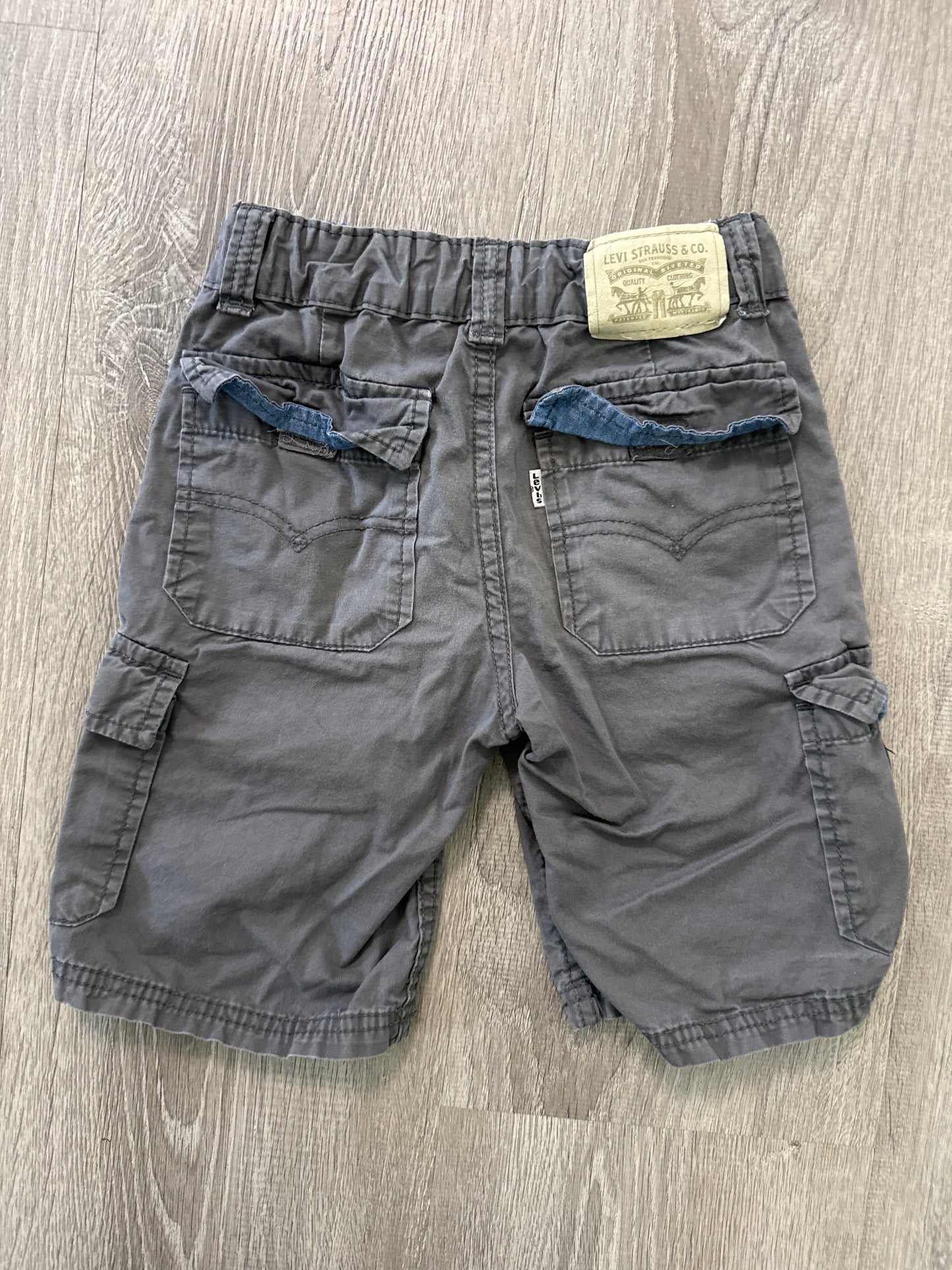#149 reduced Boys size 6 Levi’s grey cargo shorts
