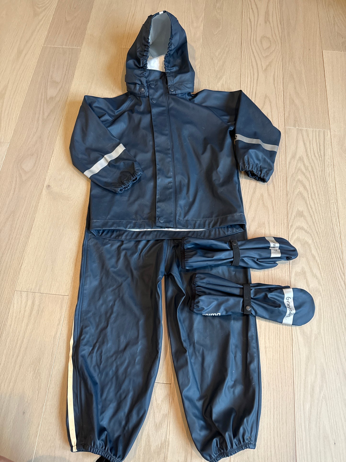 Seller #216 Boys or girls Reima navy rain suit with matching gloves, sz 4T