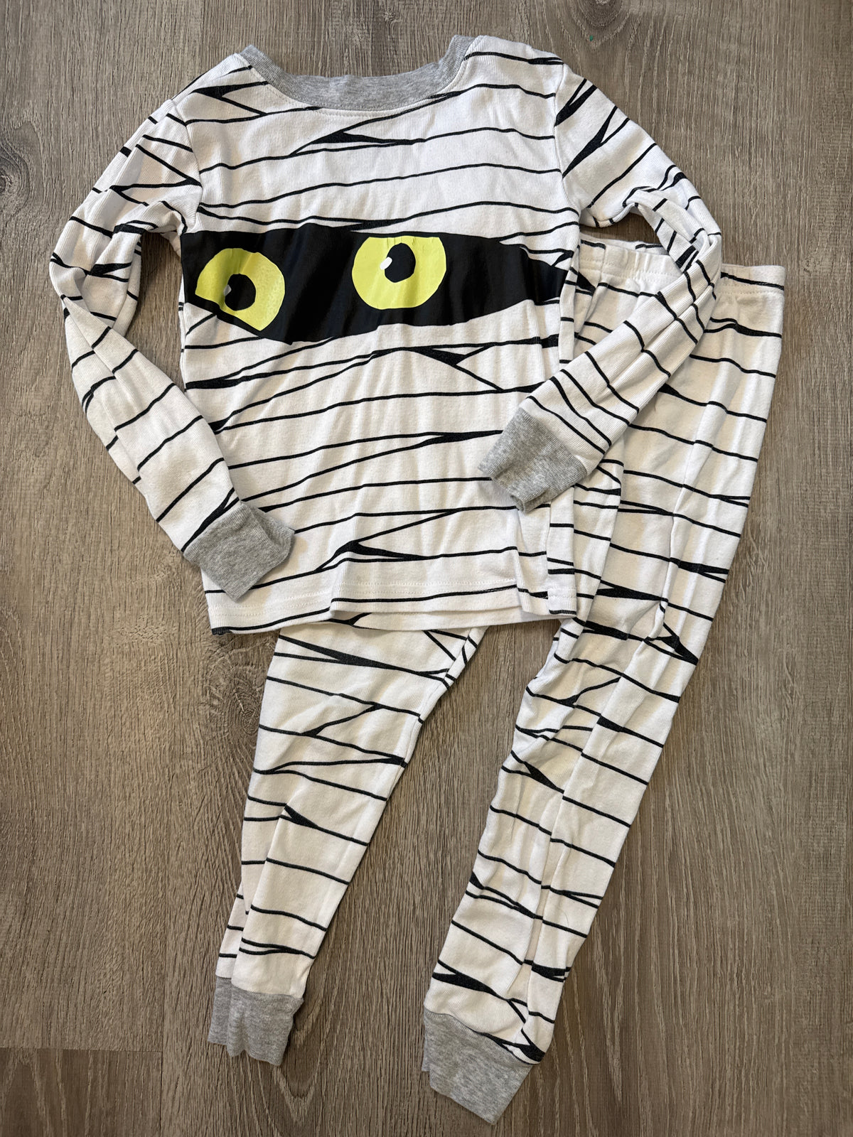 #149 Boys 5T carters mummy pajamas