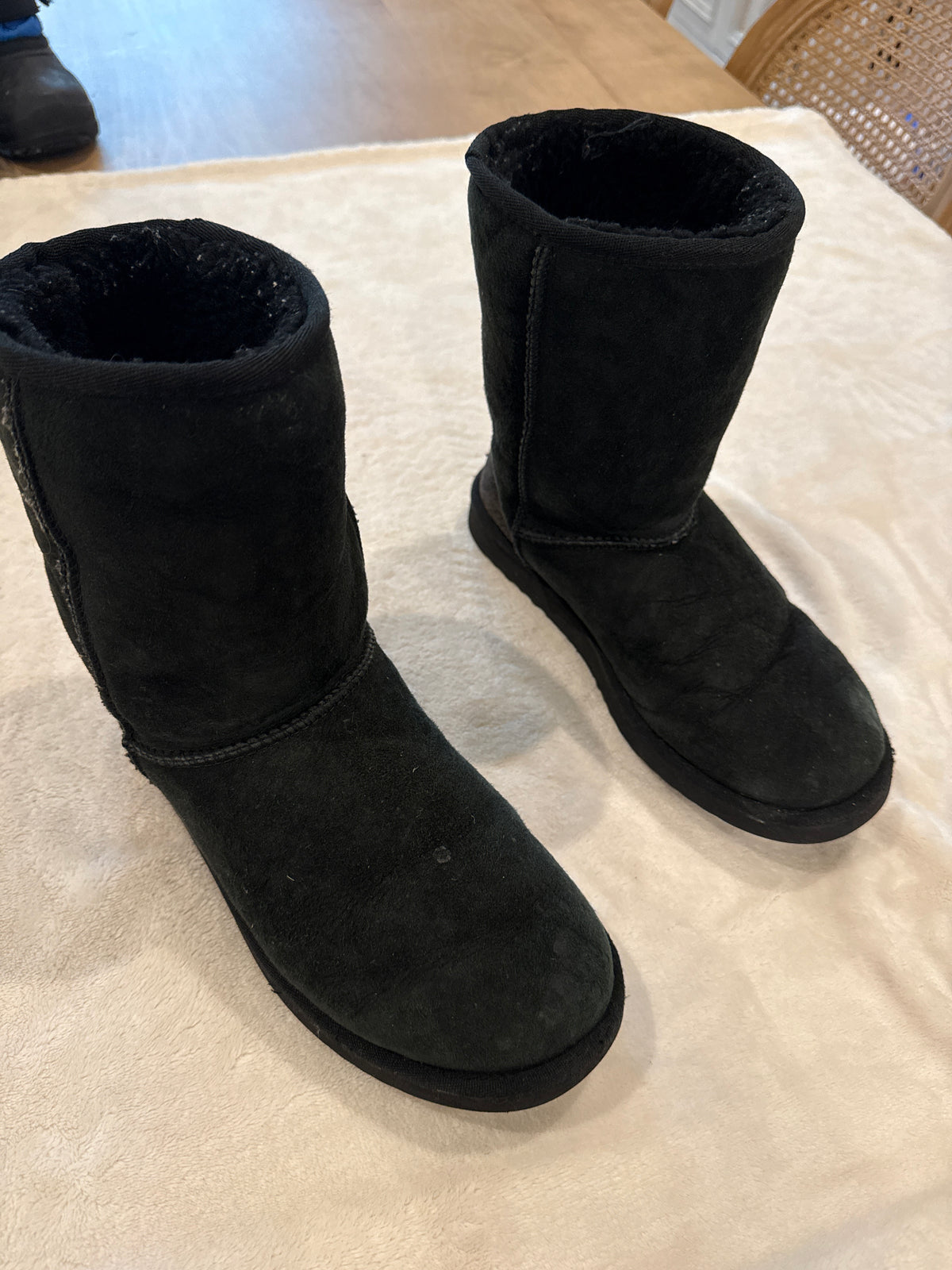 #81 women’s size 7 Ugg black