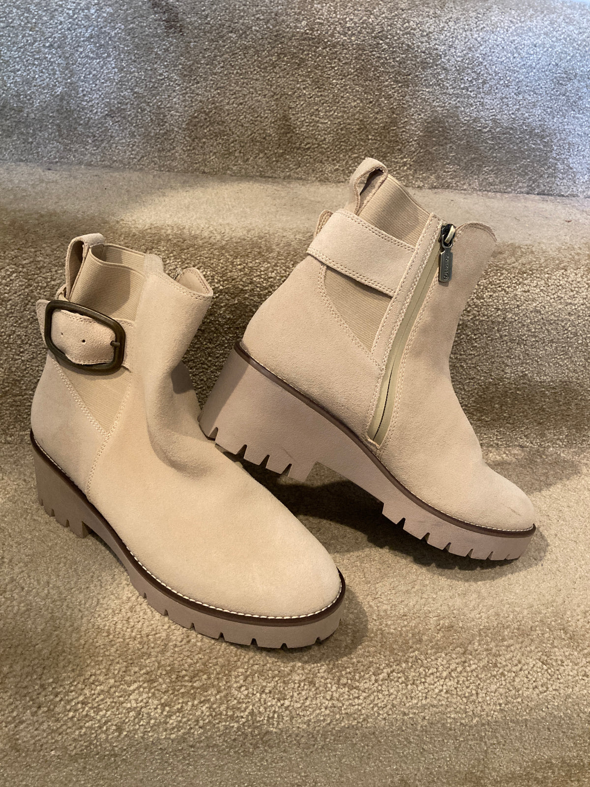 Seller #60 Blondo Women’s 9 Waterproof Boots