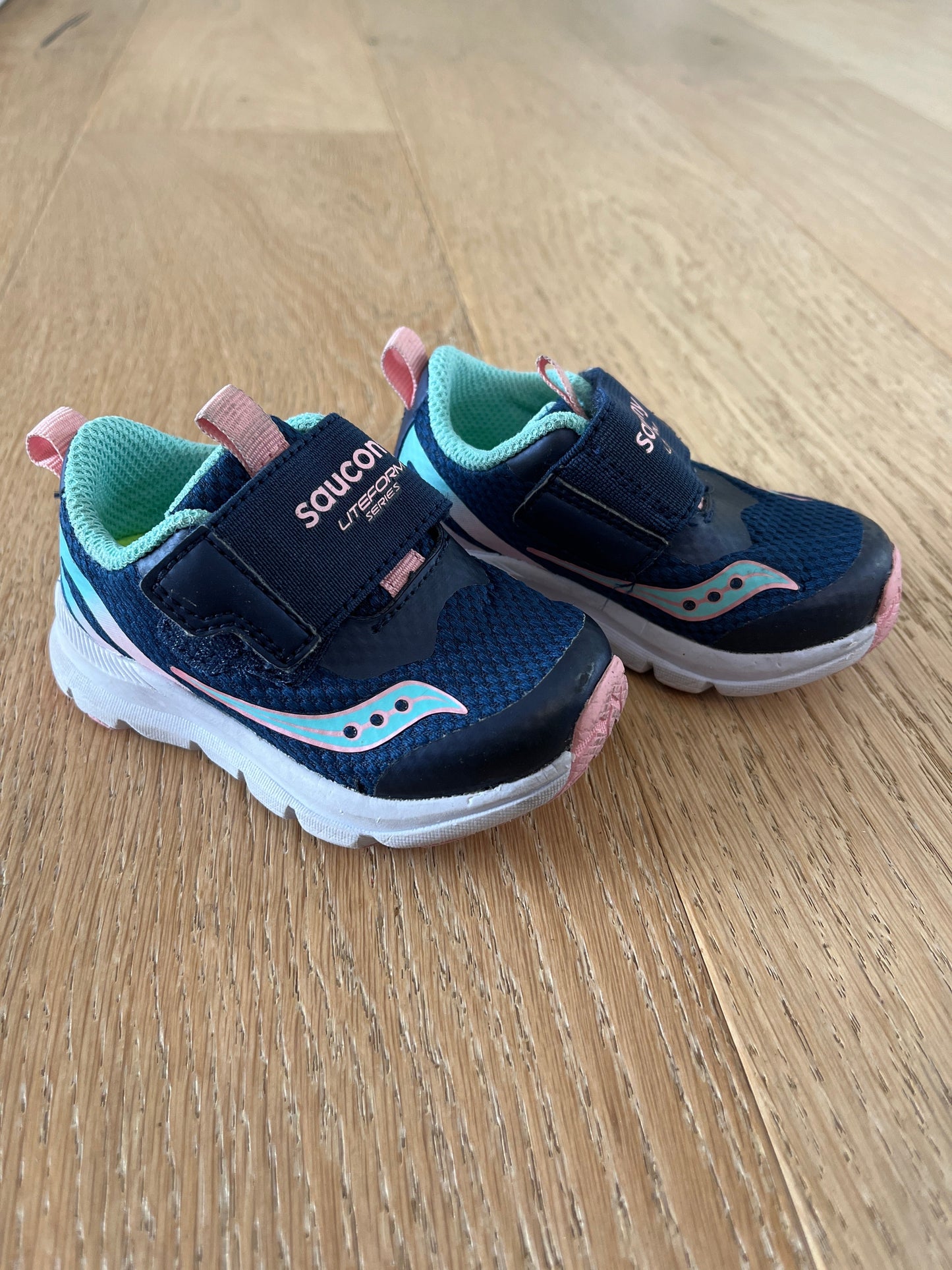#40 Girls Saucony Sneakers size 4.5 Extra Wide