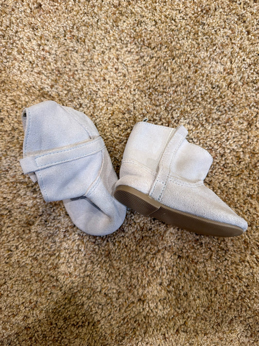 #47, Girls light grey boots. Size 12-18mo. Baby gap