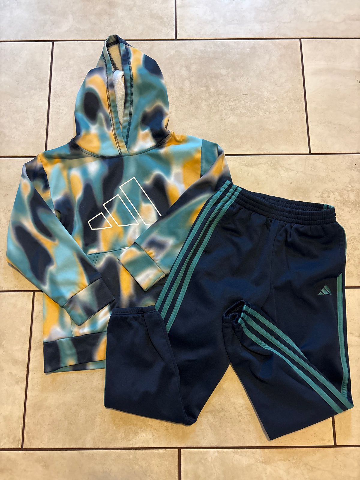 #166 boys Adidas sz7 hoodie/sweatpants