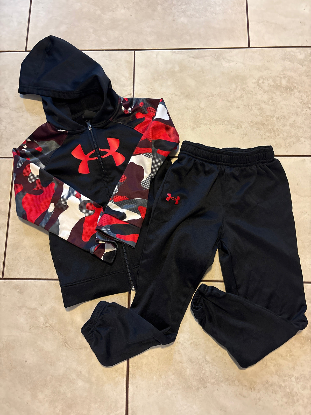 #166 boys Under Armour sz7 hoodie/sweatpants