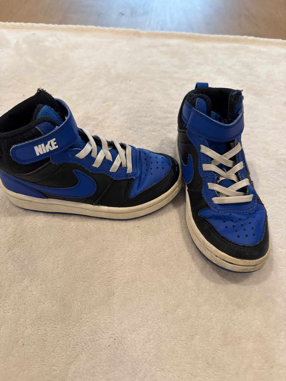 #81 Boys Shoe 10.5 Nike blue shoe