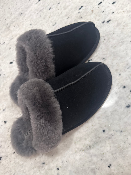 Seller #30 - UGG Scuffette Women's Slippers - Size 9 BRAND NEW (NO BOX)