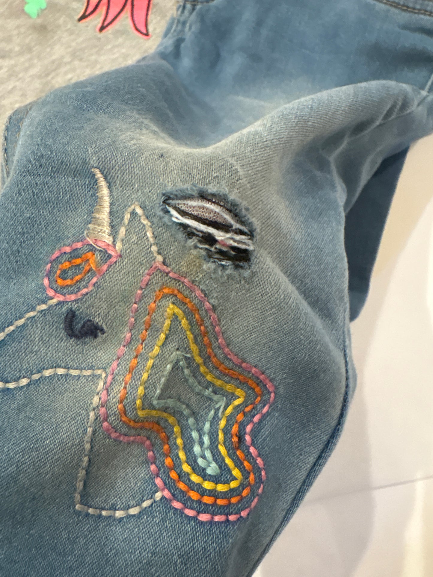 #182 5T unicorn tshirt & jeans with embroidered unicorn on knee