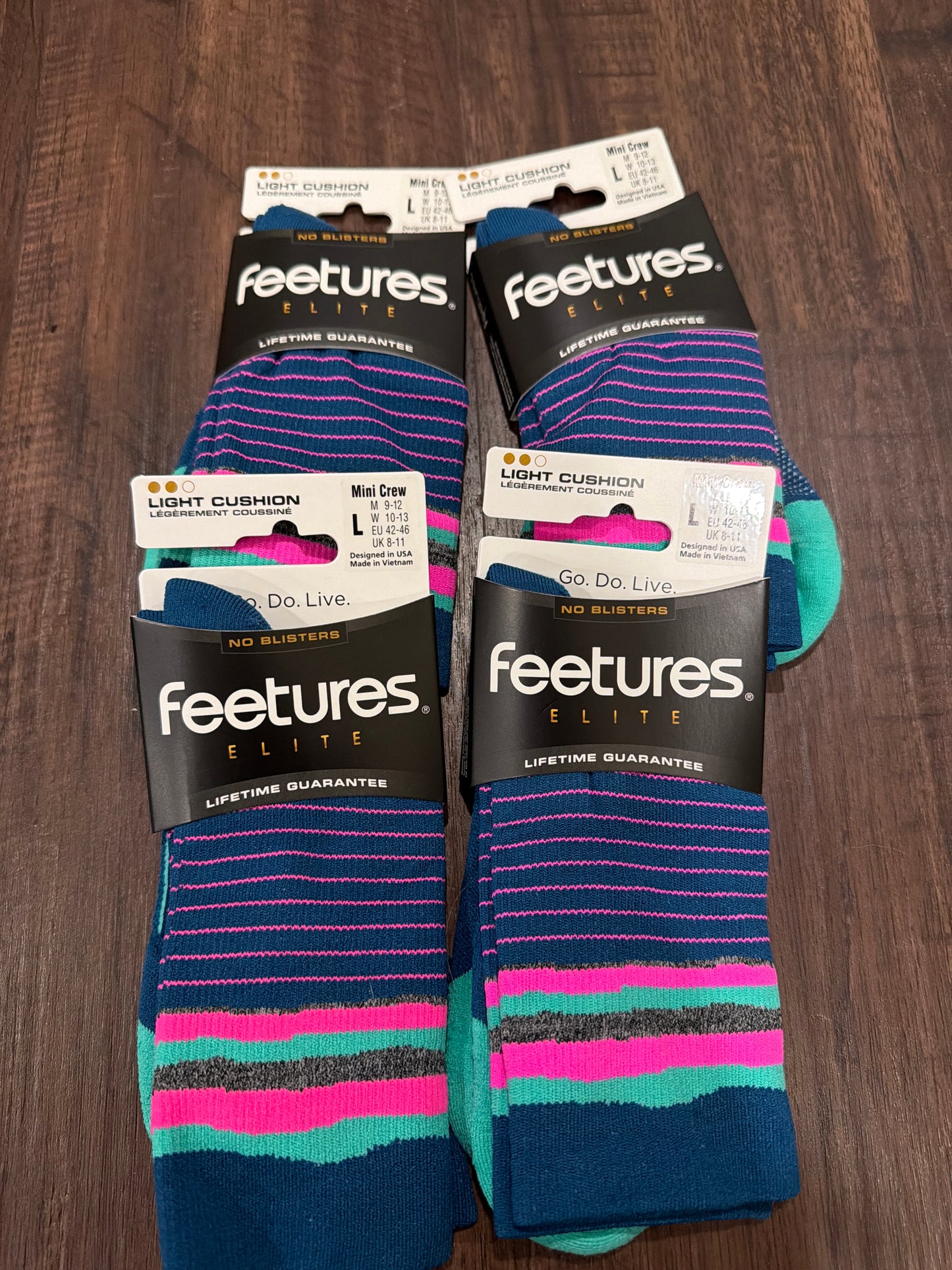 #107 New 4 pairs of Feetures mini crew socks size large