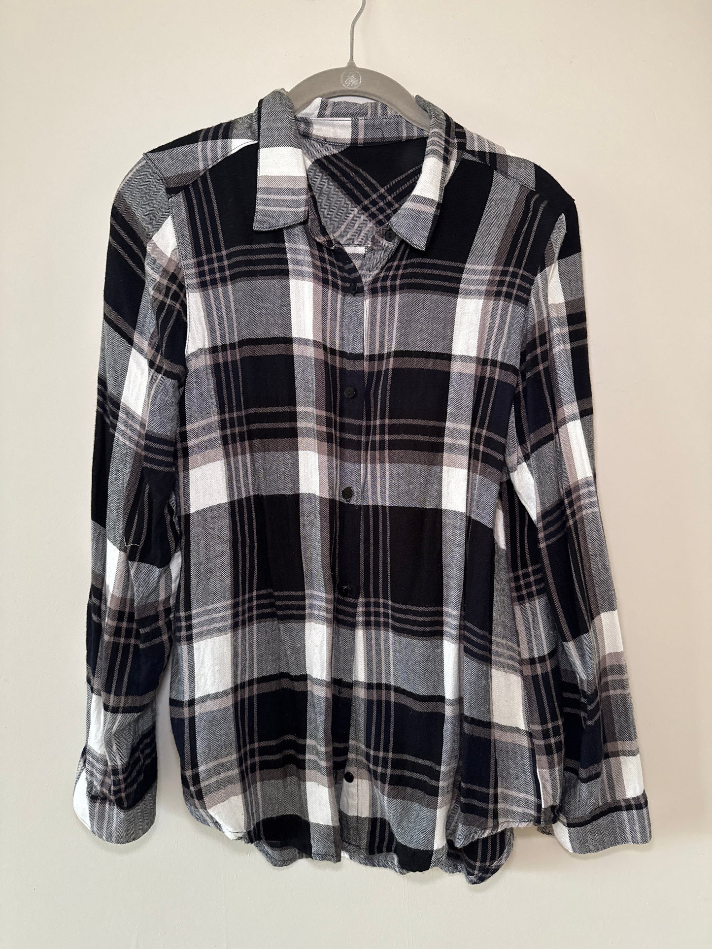 Seller #127 Women’s Lulu's flannel size small