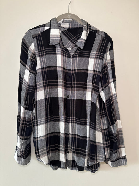 Seller #127 Women’s Lulu's flannel size small