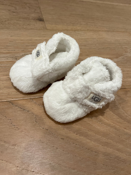 #110 Infant/Newborn White Shearling Ugg booties Size 0/1