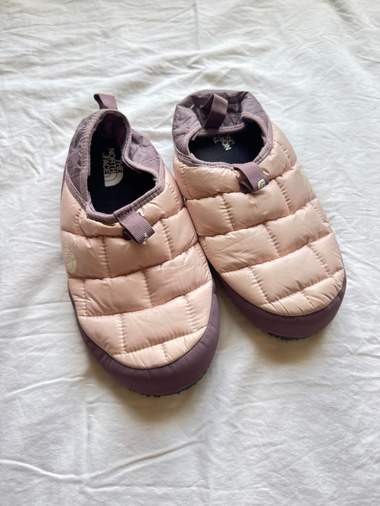 REDUCED Seller 161, EUC , Size 7 big kid north face slippers