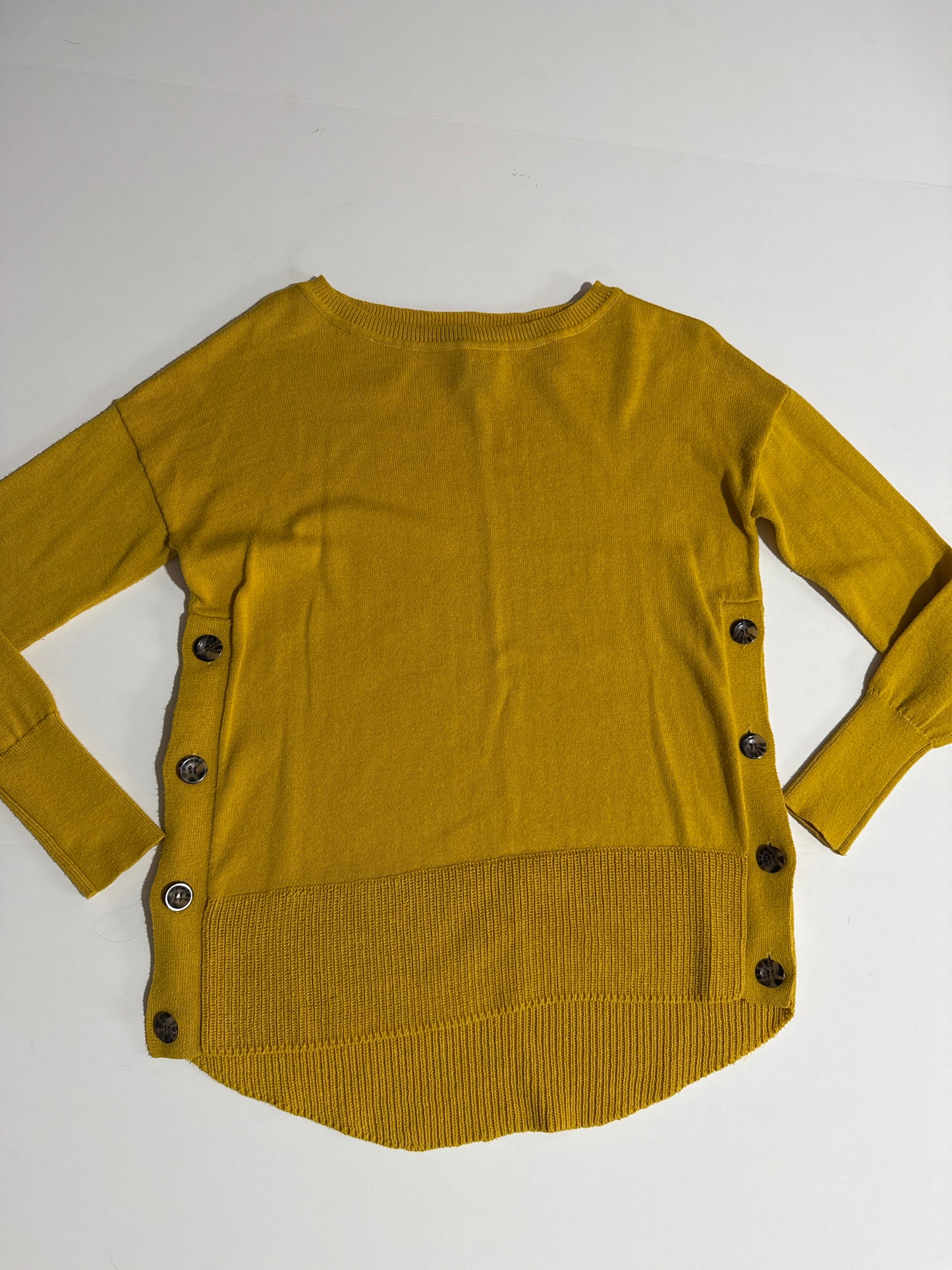 #96 Women’s Tahari Side Botton Sweater XS