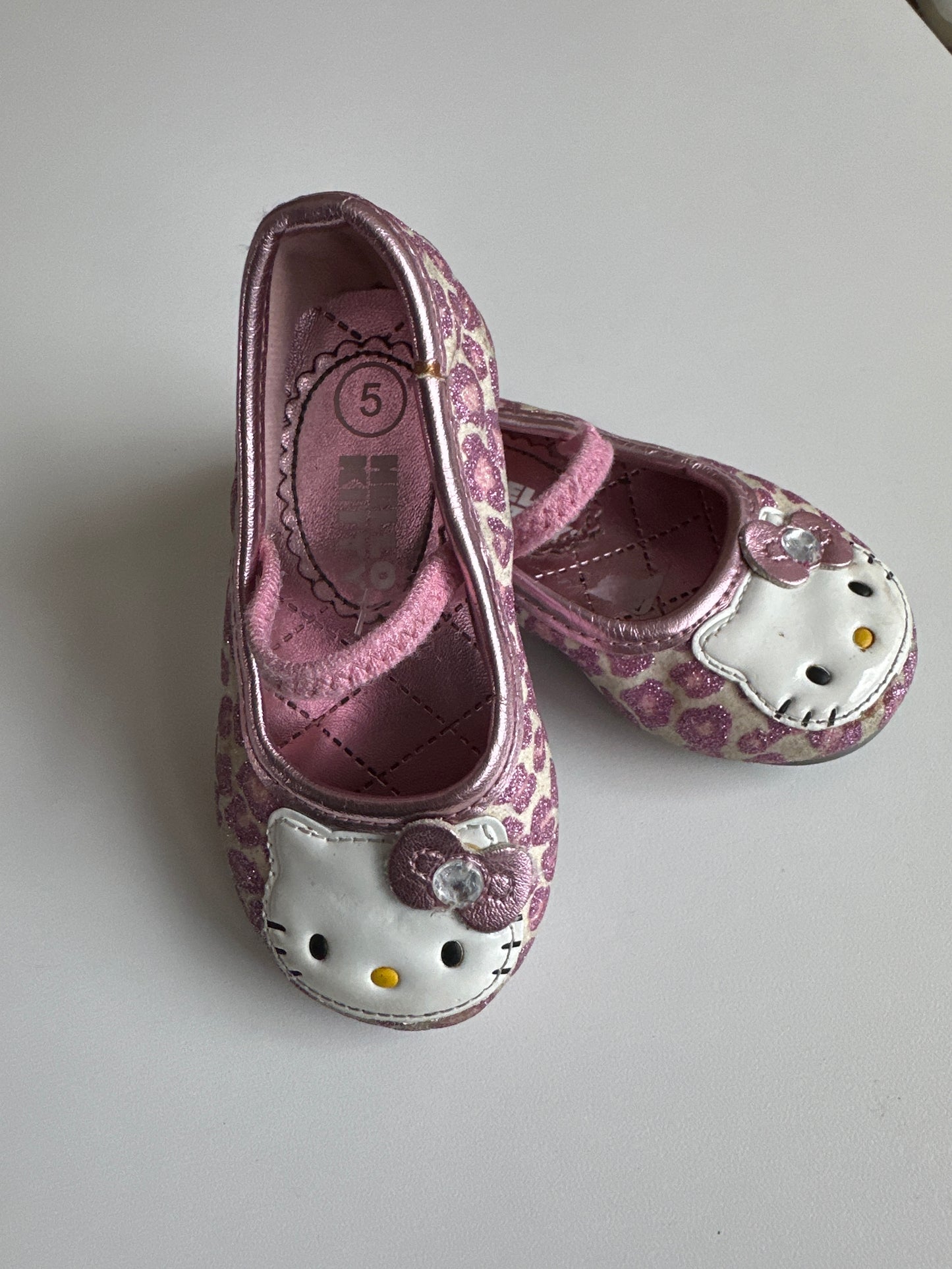 #130 Girls Sz 5 Hello Kitty Shoes