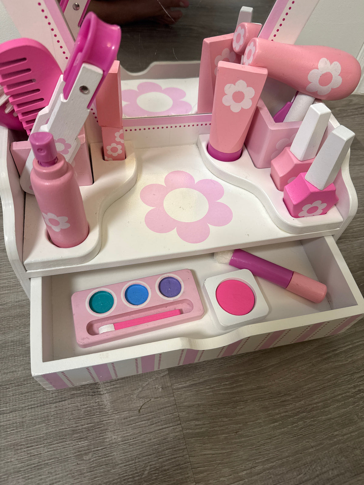 #149 Melissa and Doug Beauty counter
