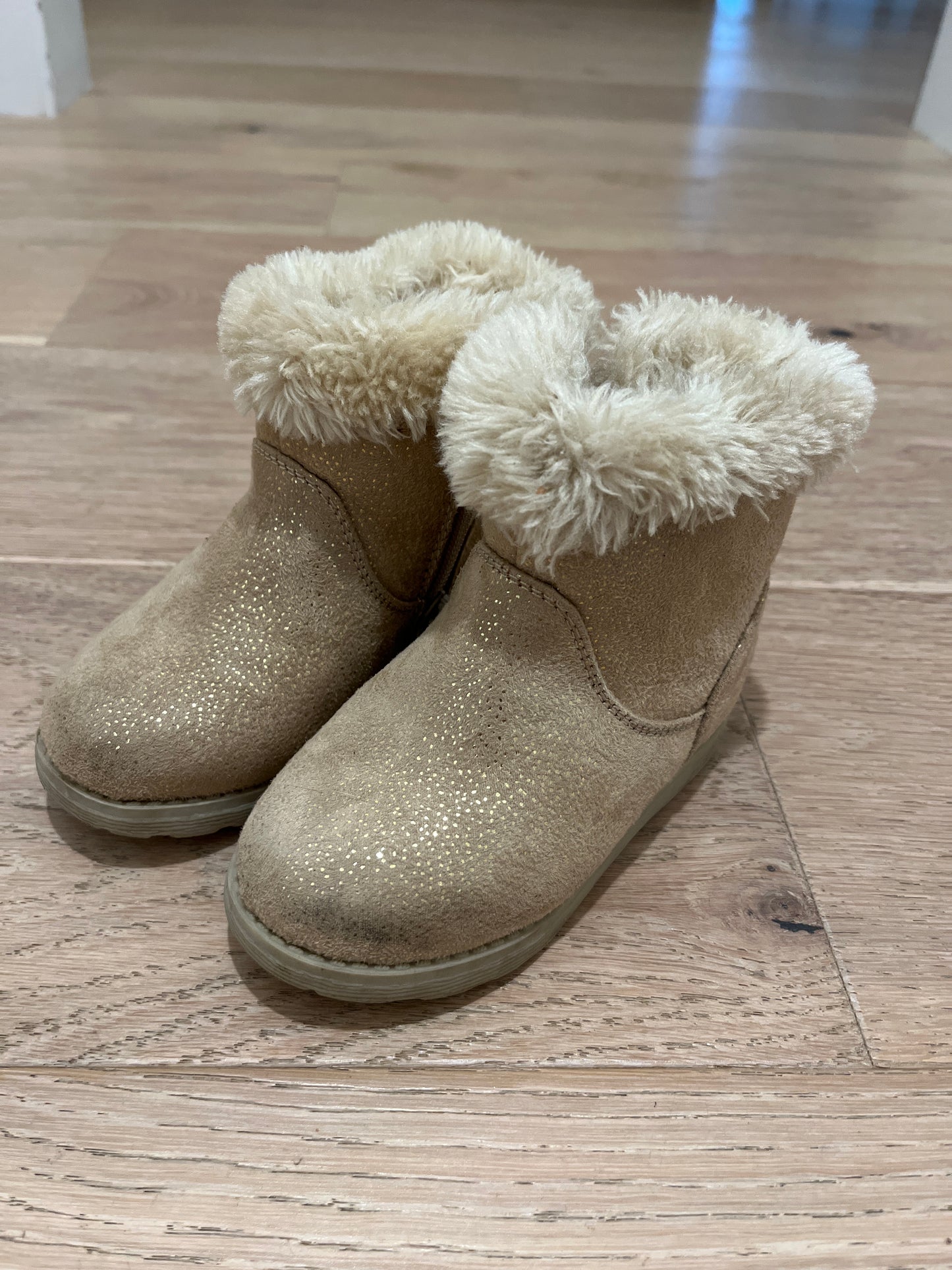 #110 Cat & Jack Girls Size 7 booties