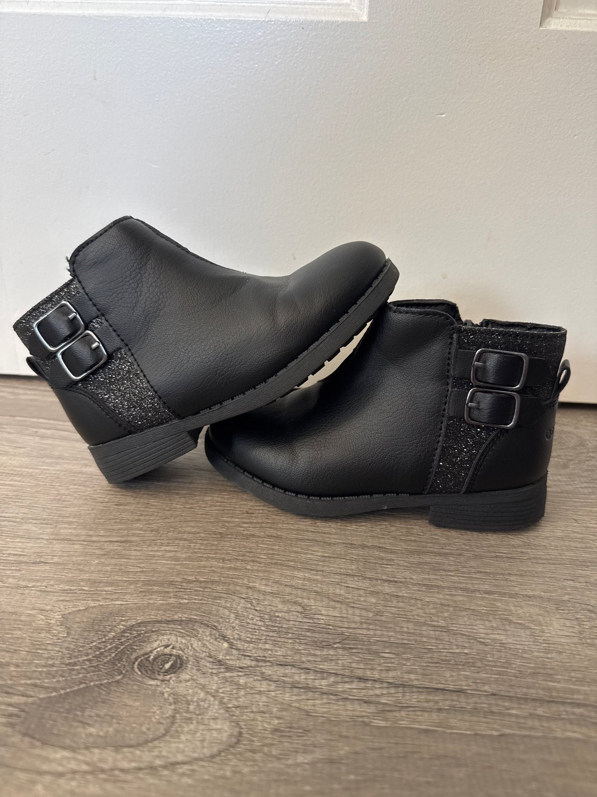 #149 Girls Oshkosh size 9 toddler boot