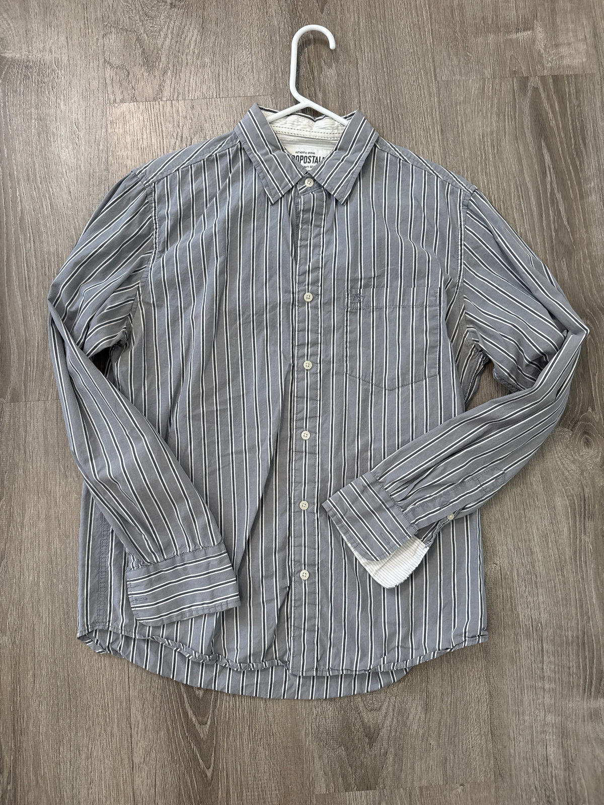 #149 Men’s Aeropostale M grey stripe button down shirt